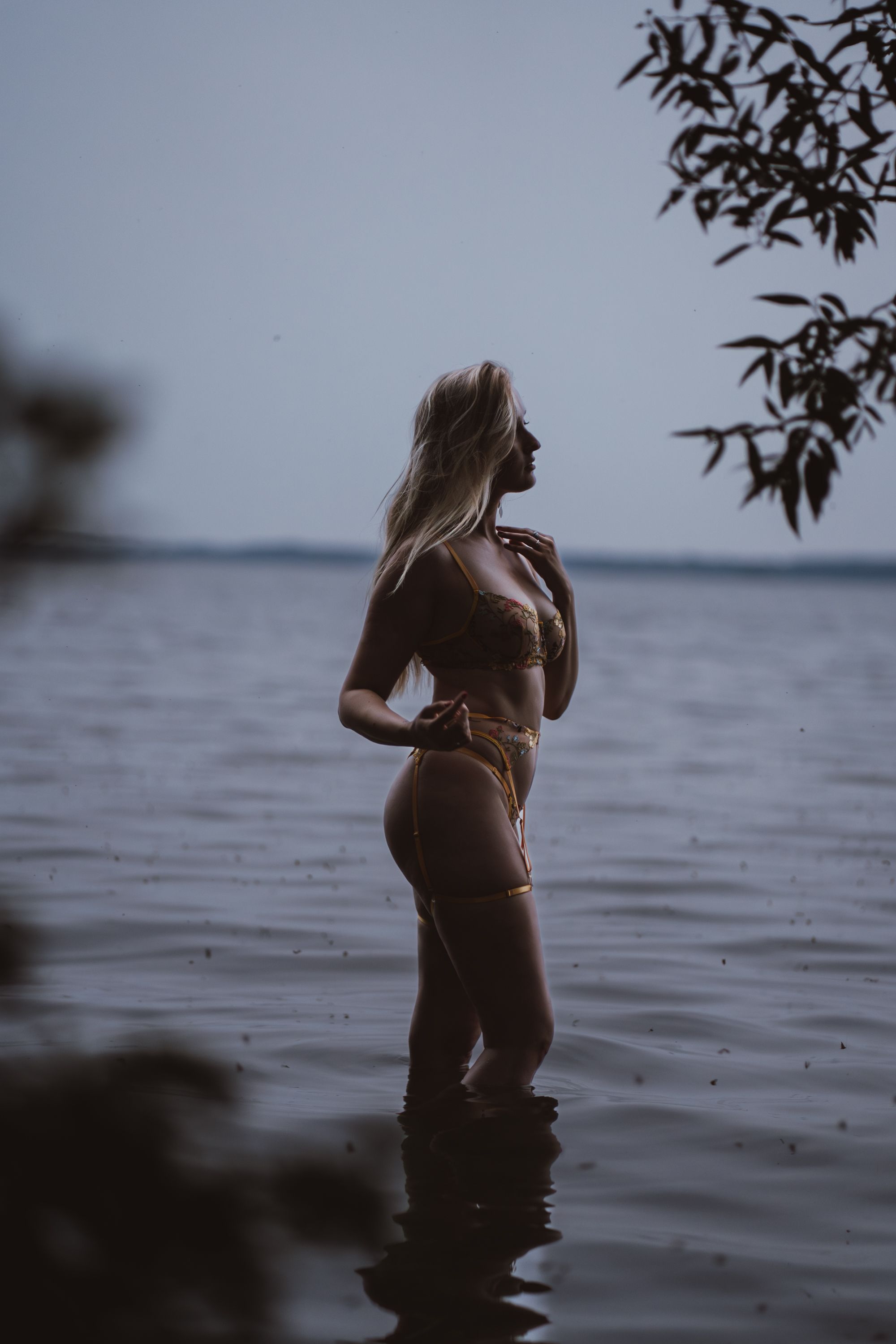 Ruhiger Moment im Wasser bei kühlem Abendlicht