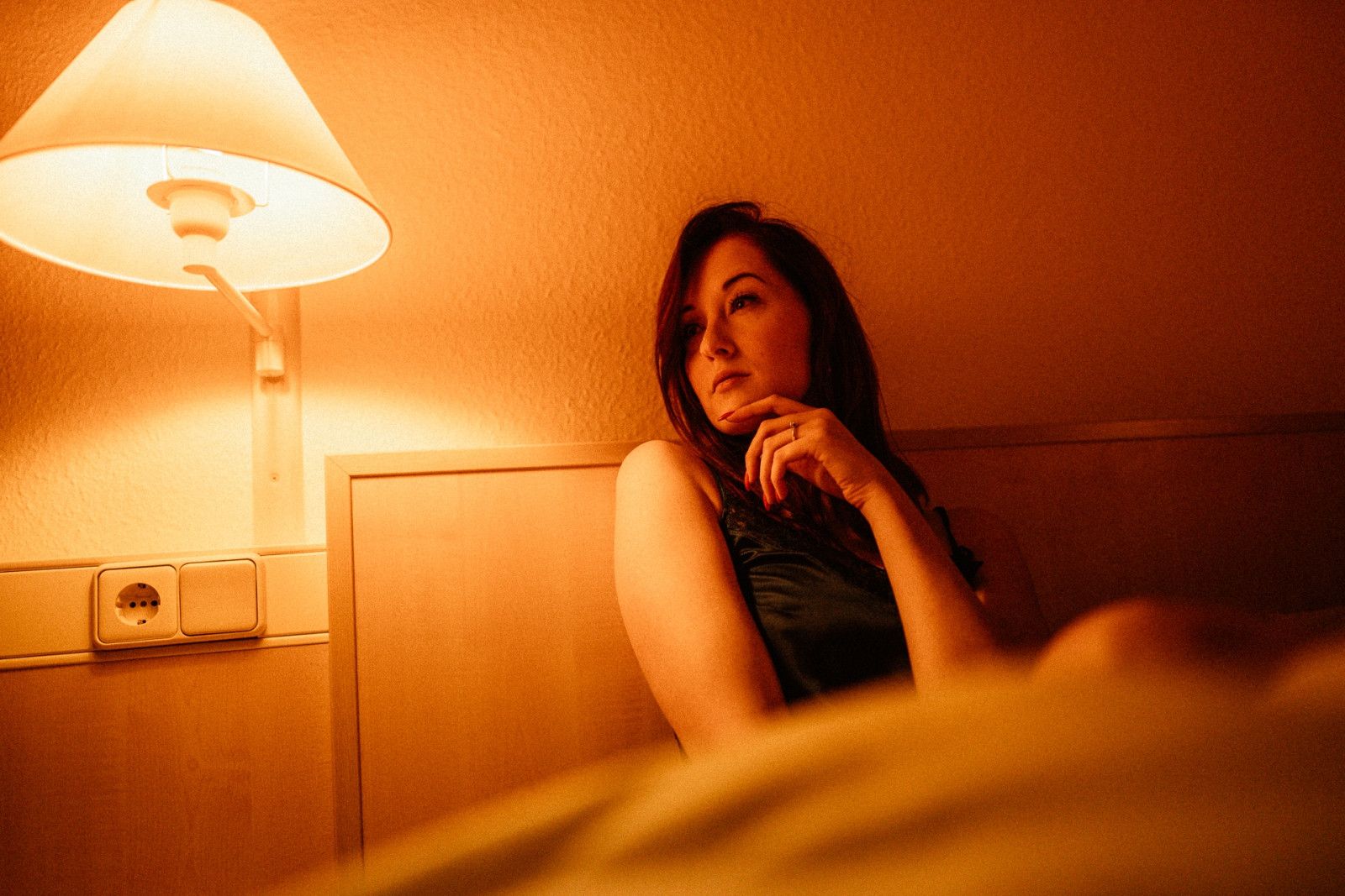 Porträt im warmen Licht einer Nachttischlampe
