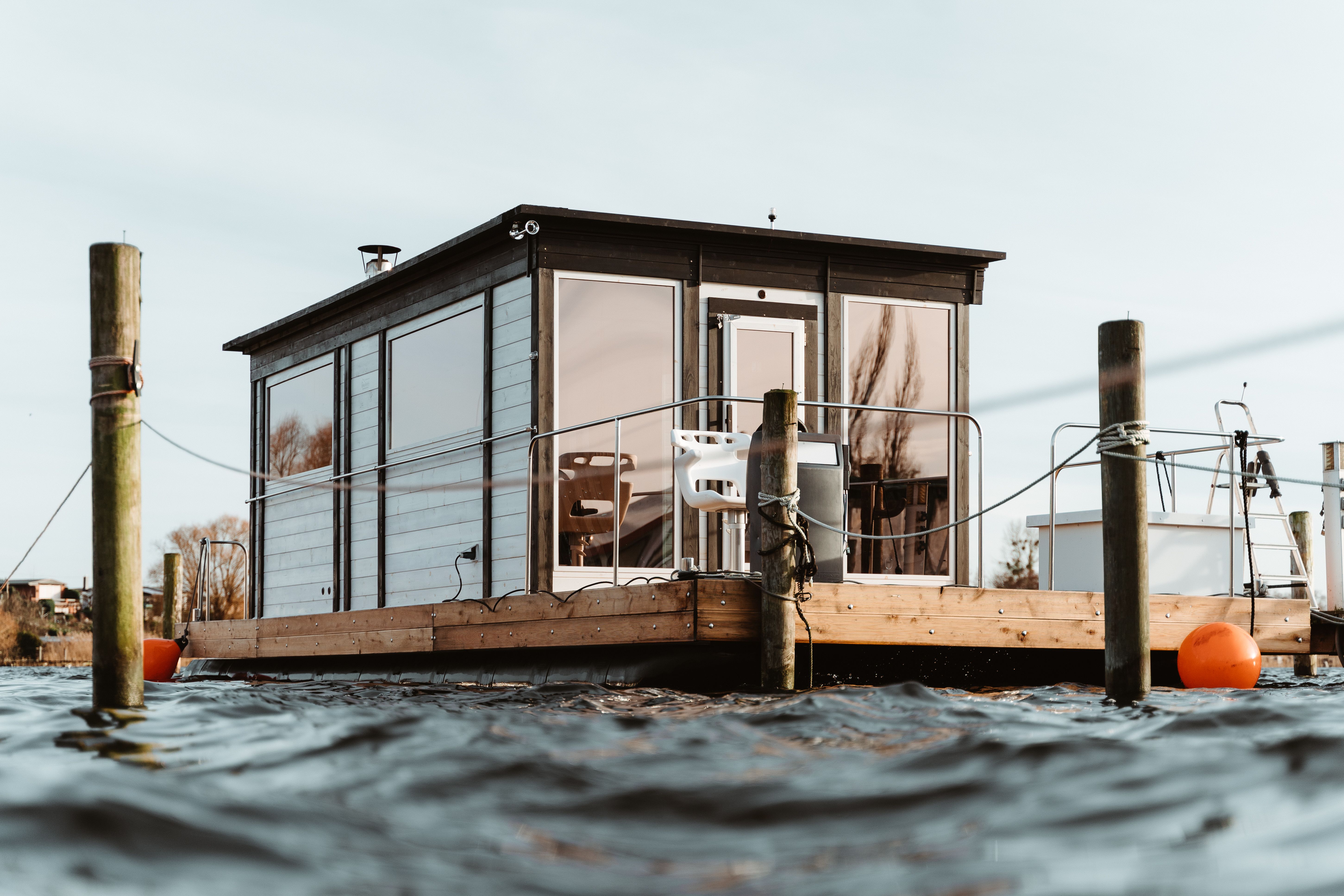 Schwimmendes Haus auf dem Wasser an Holzpfählen, kühles Tageslicht