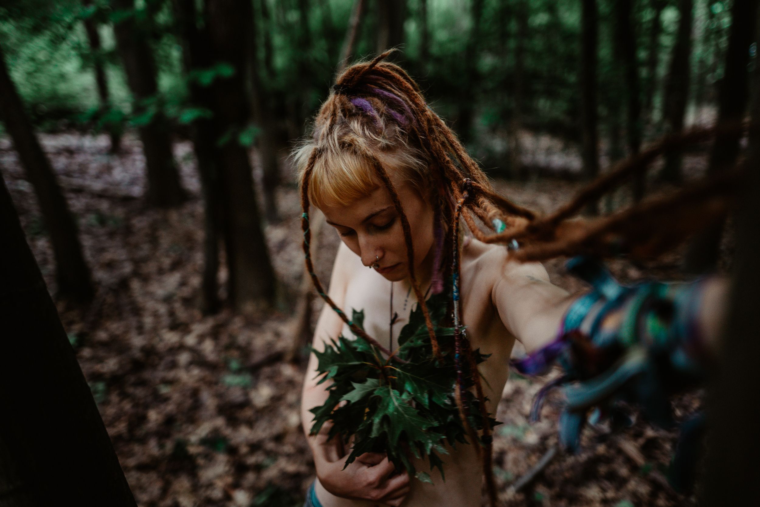 Frau im dunklen Wald, gedämpftes Grün